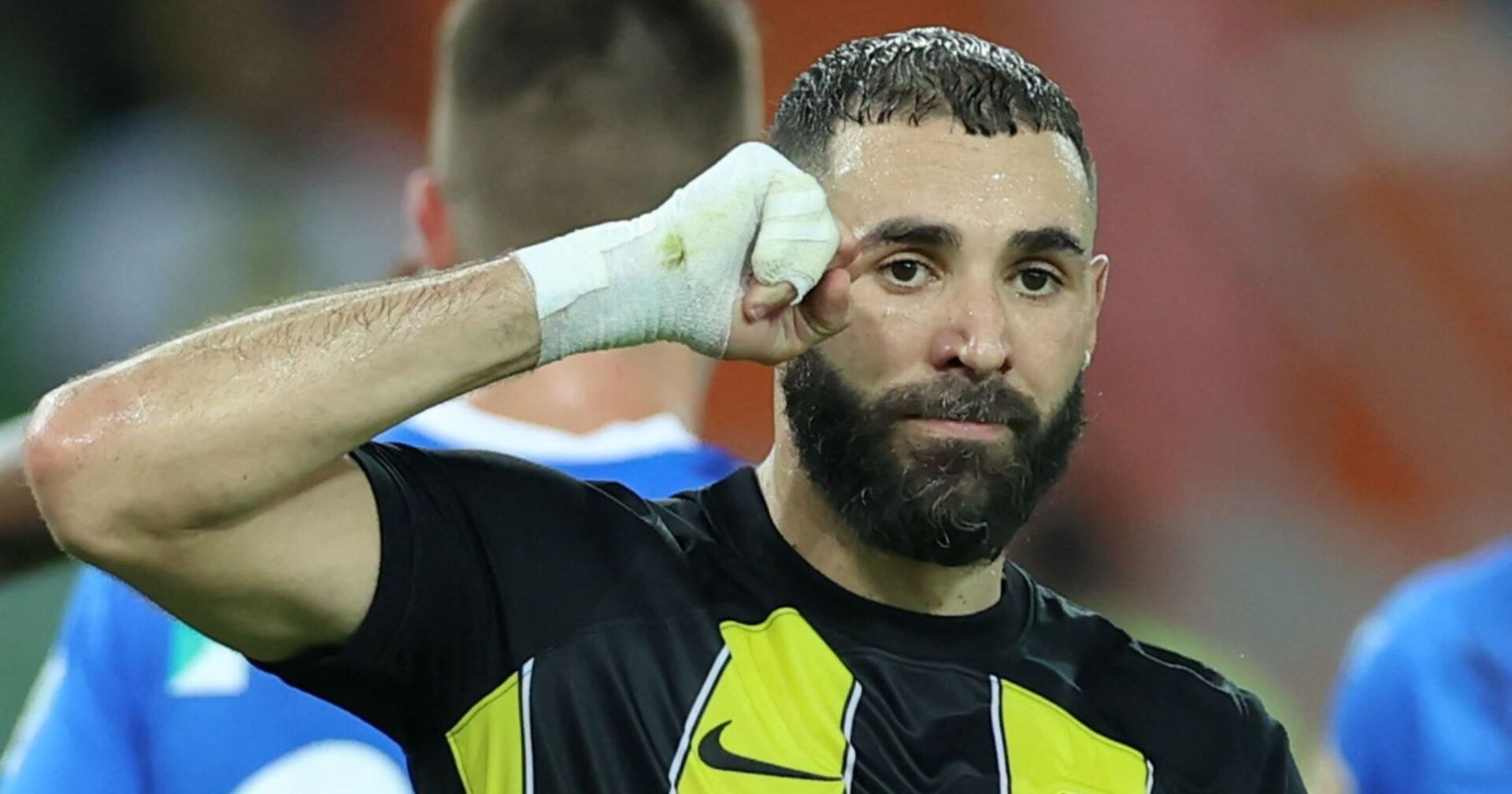Benzema bei einem Spiel im Dress mit bandagierter Hand.