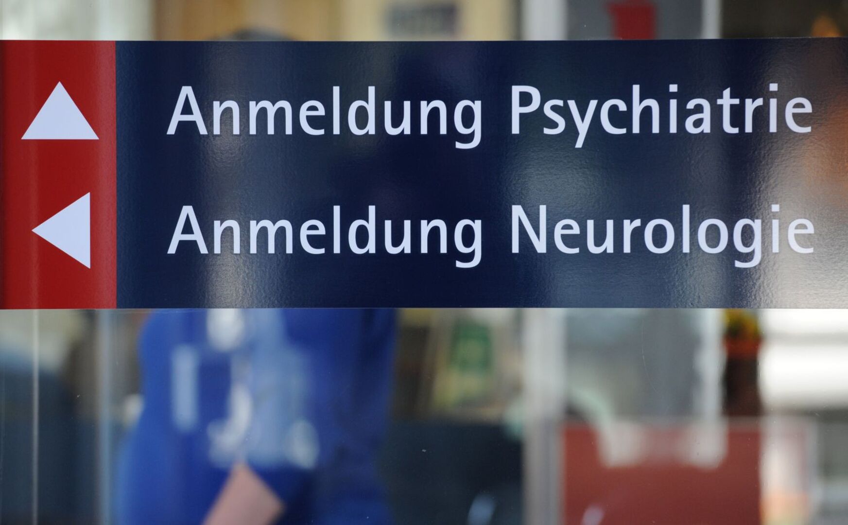 Tafel mit Hinweis zur "Anmeldung Psychiatrie".