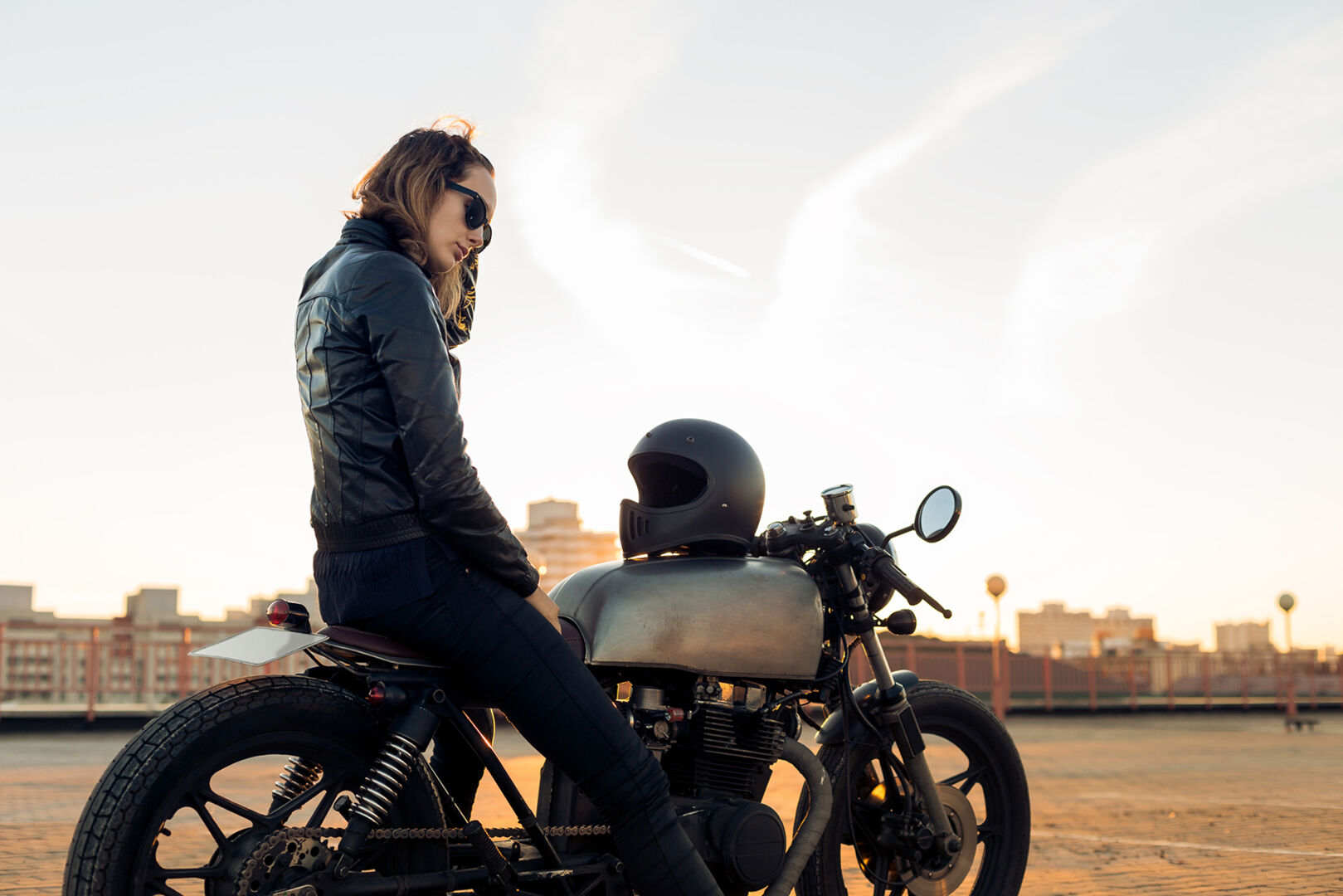 Frau fährt Motorrad | Credit: iStock.com/Nikkolia