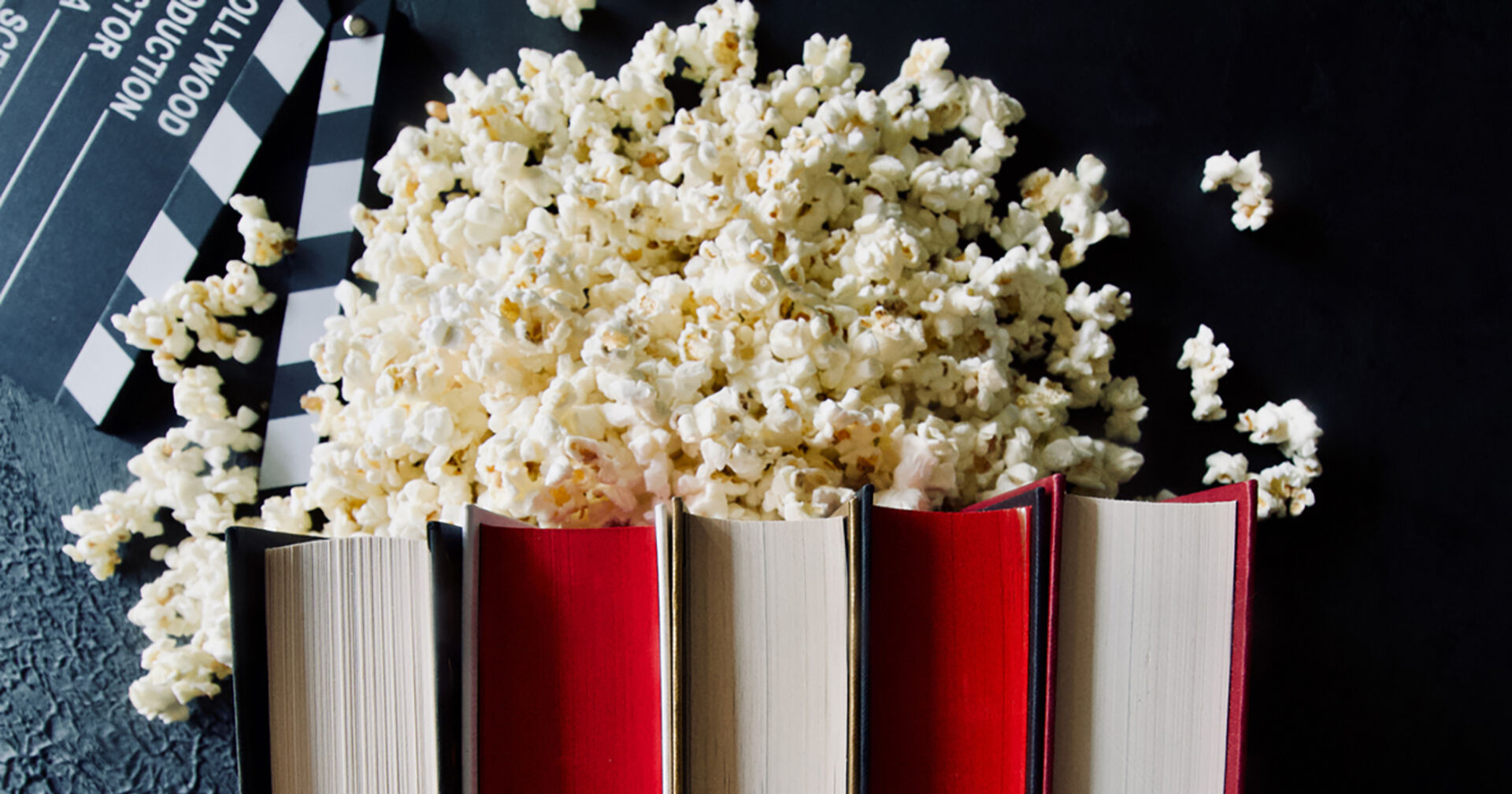 Bücher mit Popcorn | Credit: iStock.com/Gergelyne Koczka