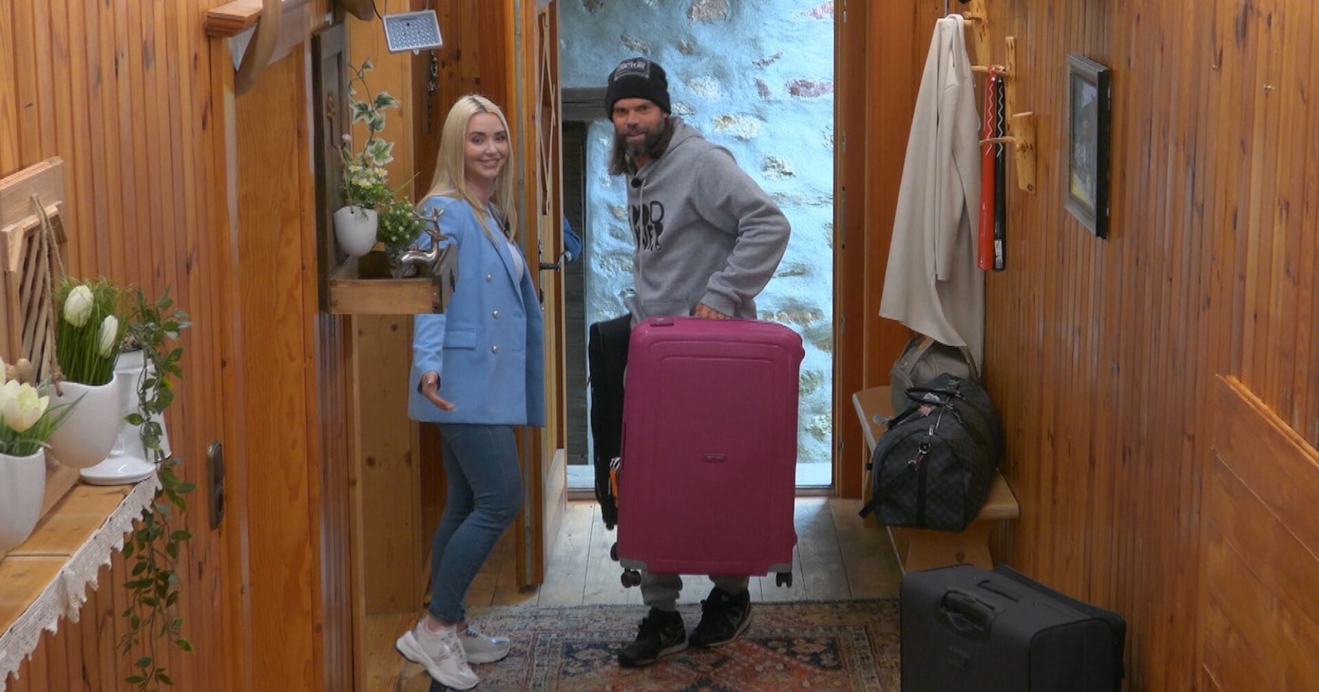 Cathy Lugner zieht mit Partner Daniel ins Forsthaus ein. Sie trägt offene blonde Haare und eine blaue Weste.