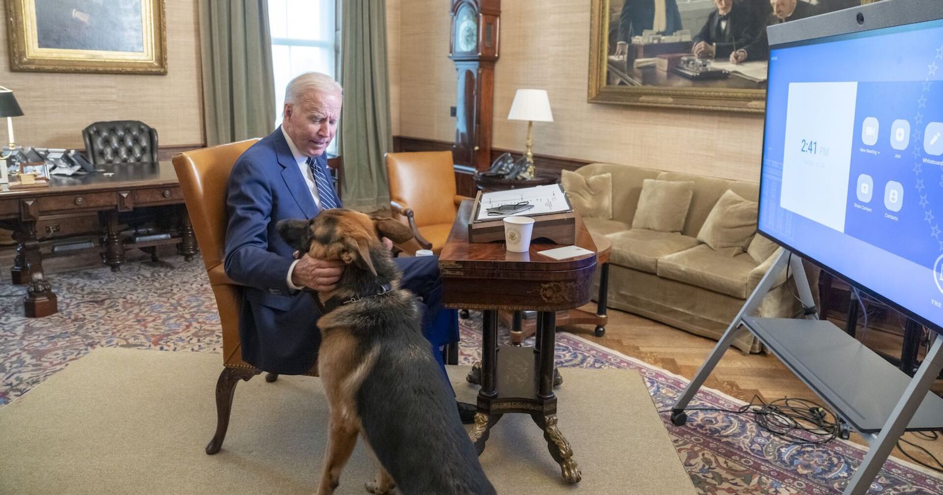 US-Präsident Joe Biden streichelt seinen Hund "Commander".