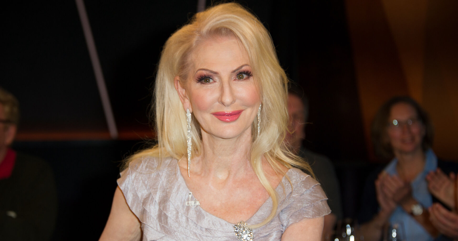 Désirée Nick mit blonden langen Haaren und einem silbernen Kleid.