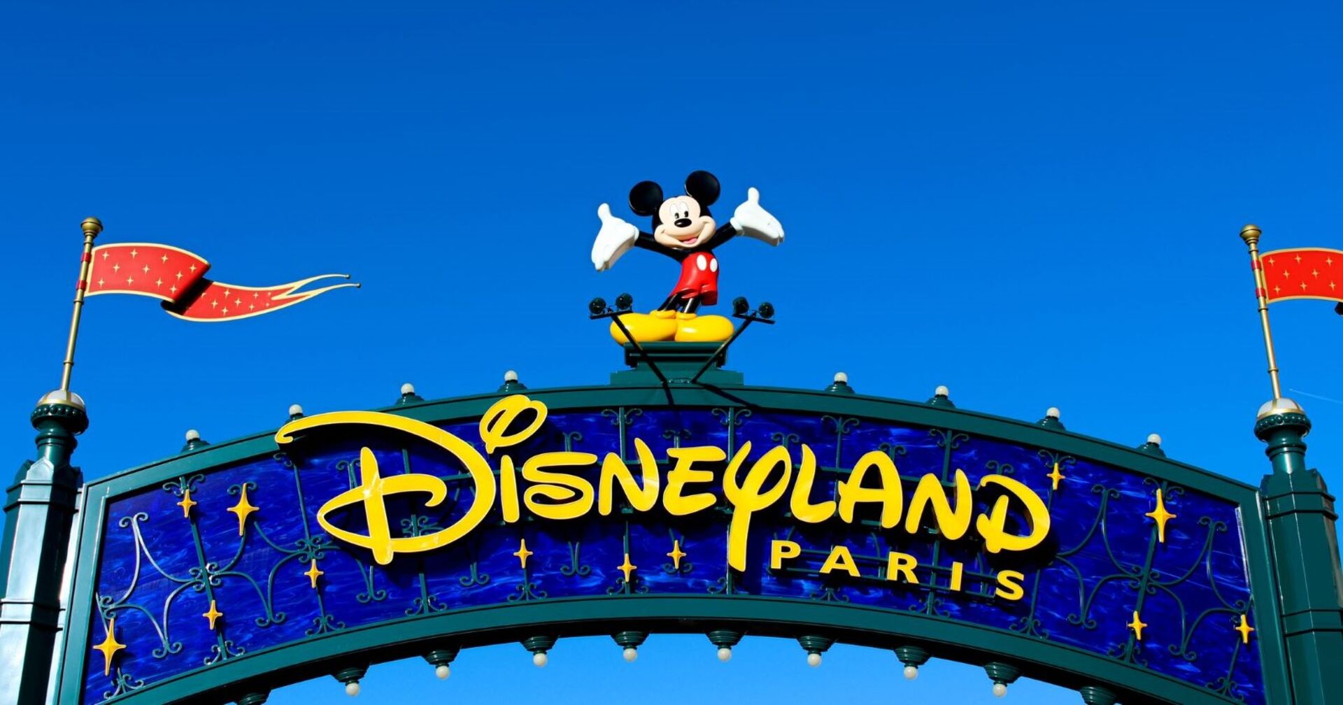 Der Eingang zum Disneyland Paris , darüber eine große Figur von Mickey Maus.