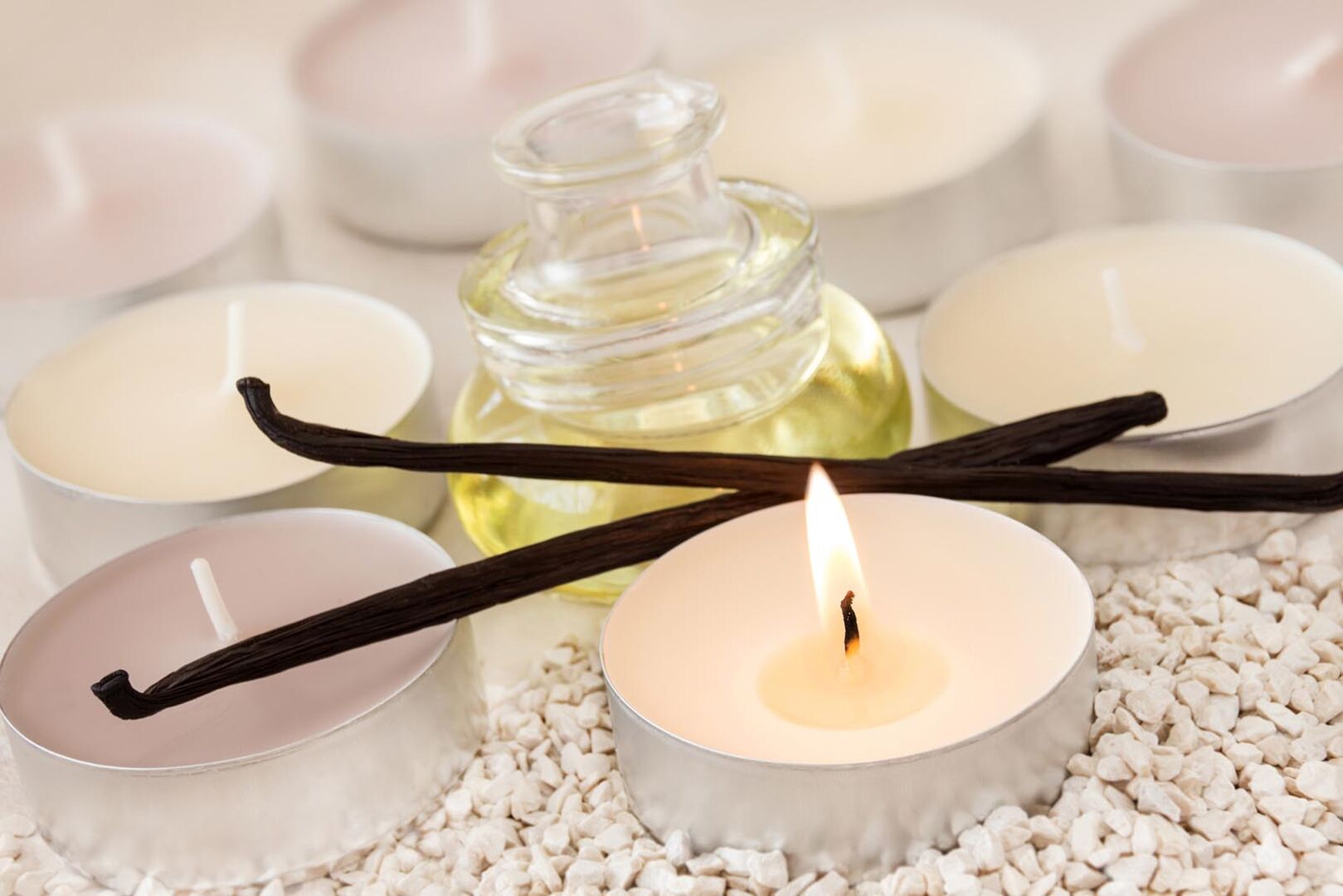Duftkerzen auf einem Tisch | Credit: iStock.com/Santje09