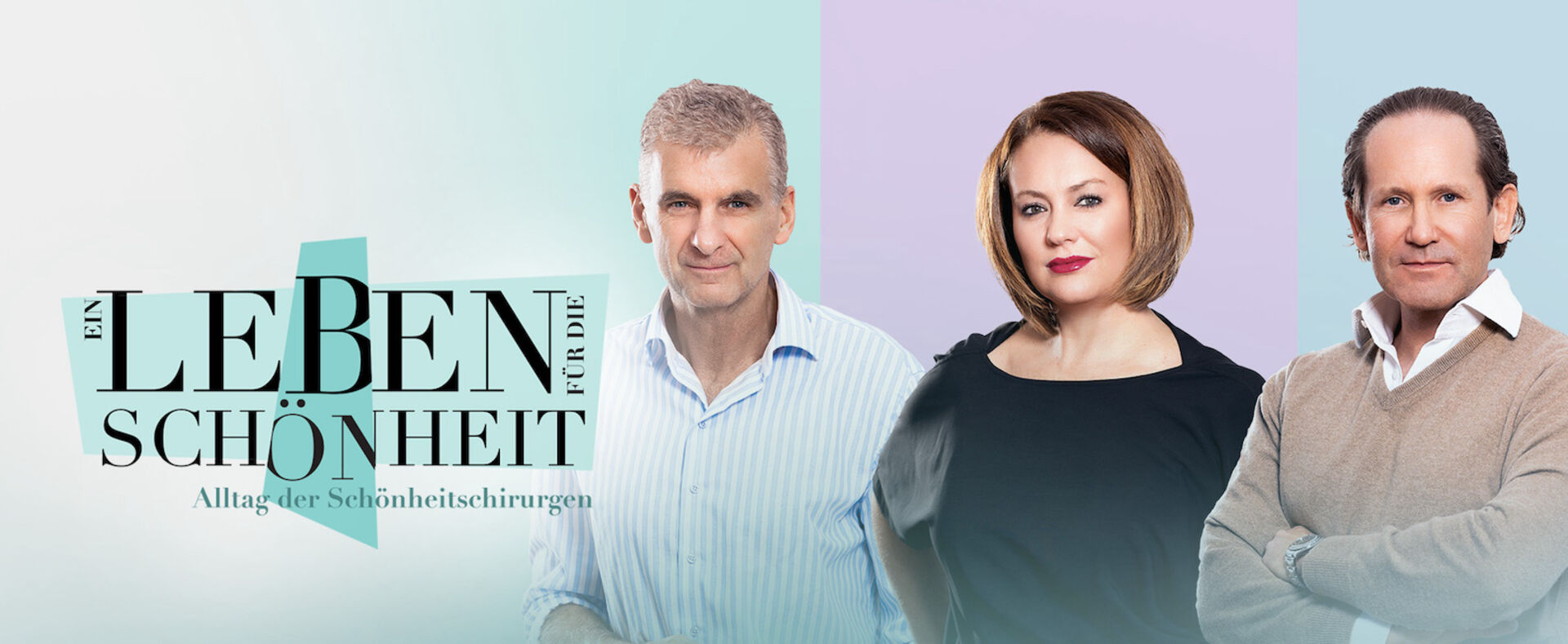 Drei Schönheitschirurgen sind neben der Aufschrift "Ein Leben für die Schönheit" vor einer violett-blauen Wand zu sehen.