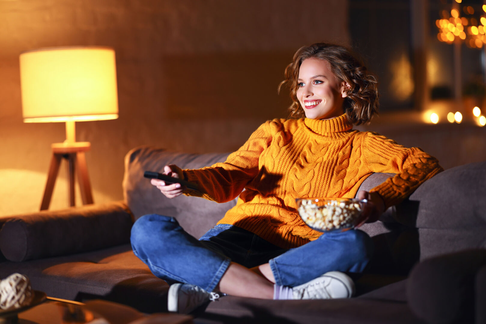 Frau schaut sich einen Film an | Credit: iStock.com/evgenyatamanenko