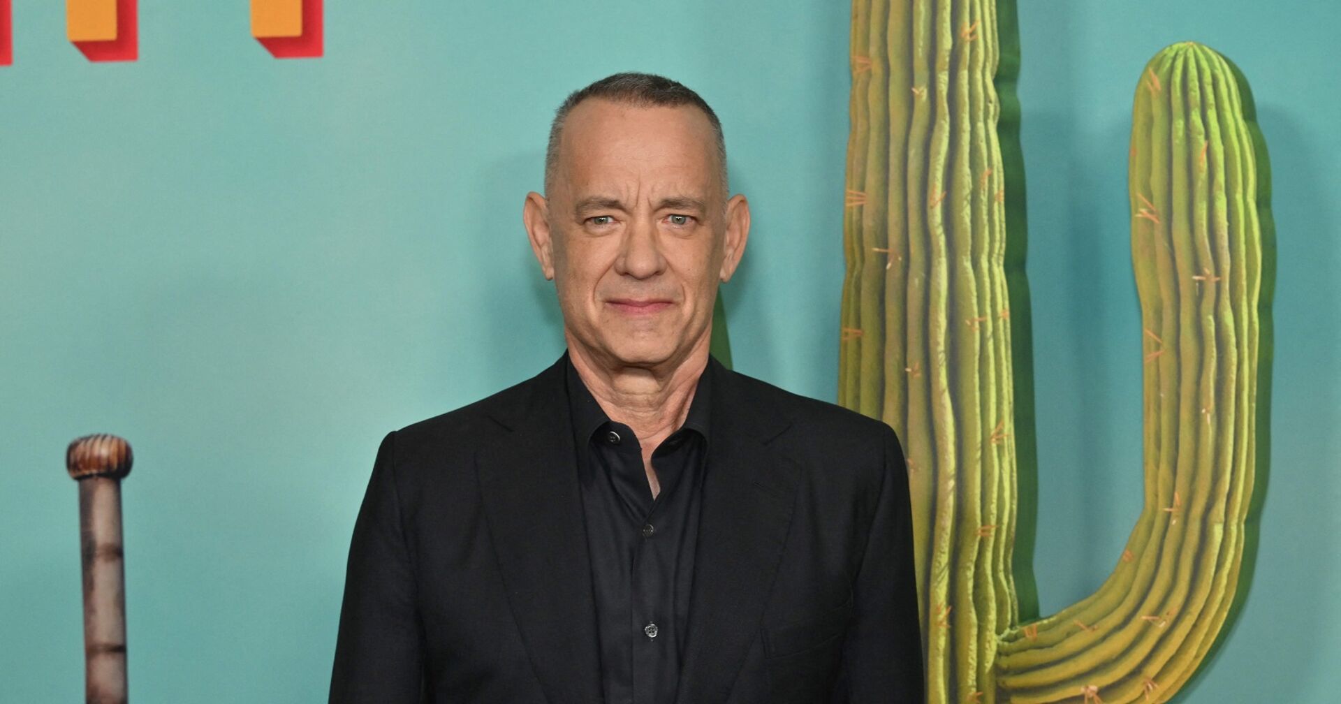 Tom Hanks vor seinem Filmplakat "Asteroid City"