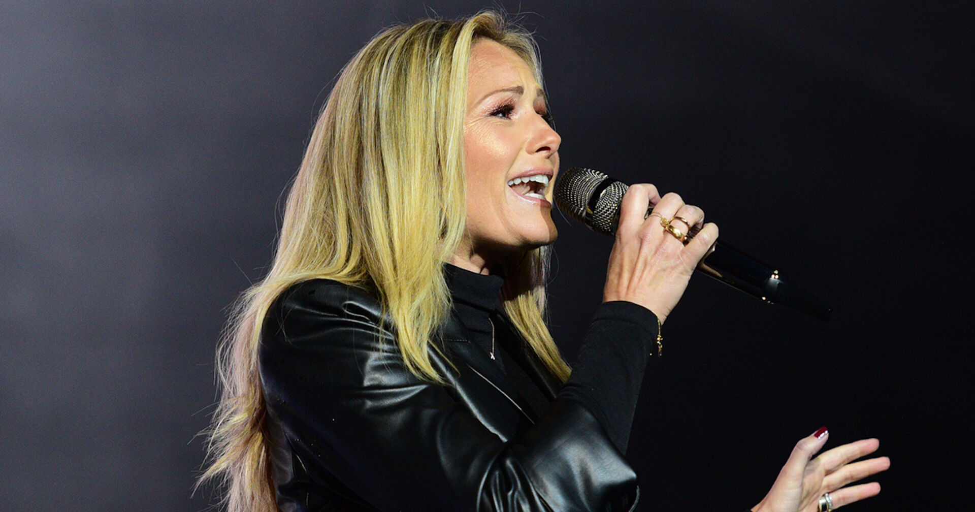 Helene Fischer mit offenen blonden Haaren auf der Bühne.