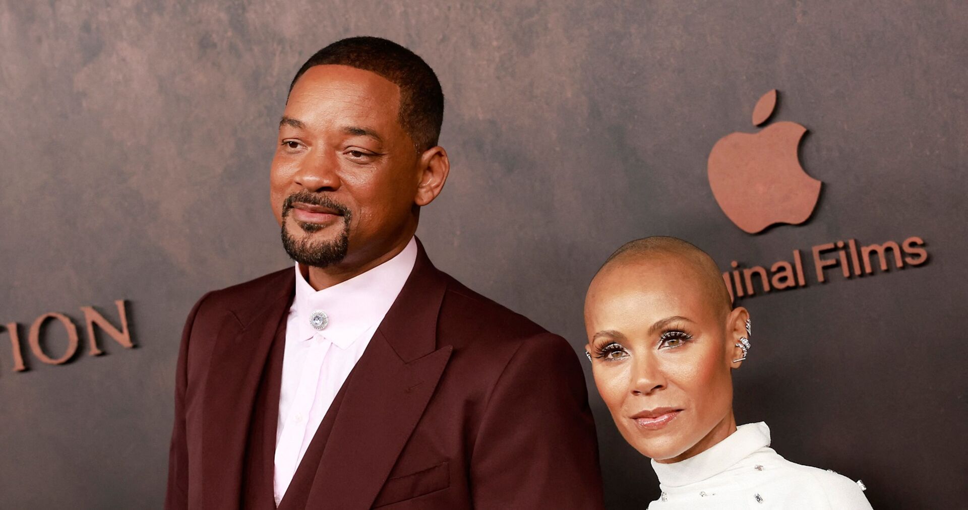 Will und Jada lachen am Red Carpet für die Fotografen.