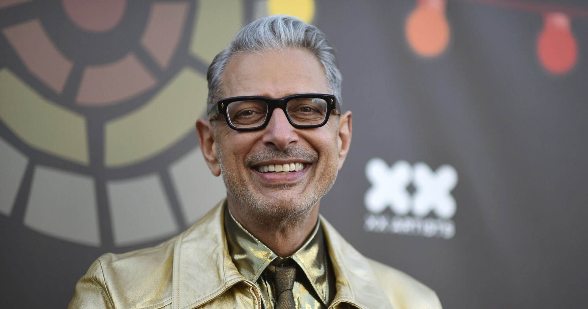 Jeff mit schwarzer großer Brille und einem Lächeln