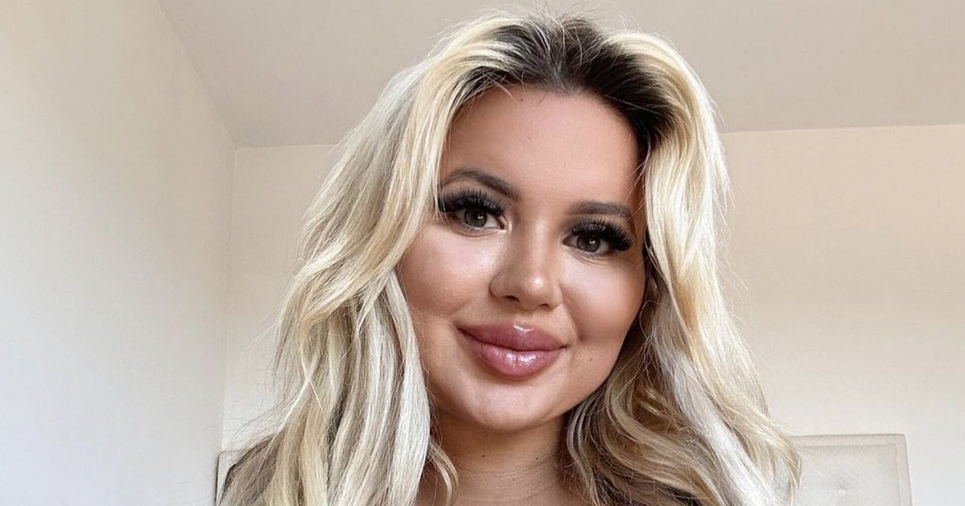 Influencerin Jessy Bunny mit offenen blonden Haaren.