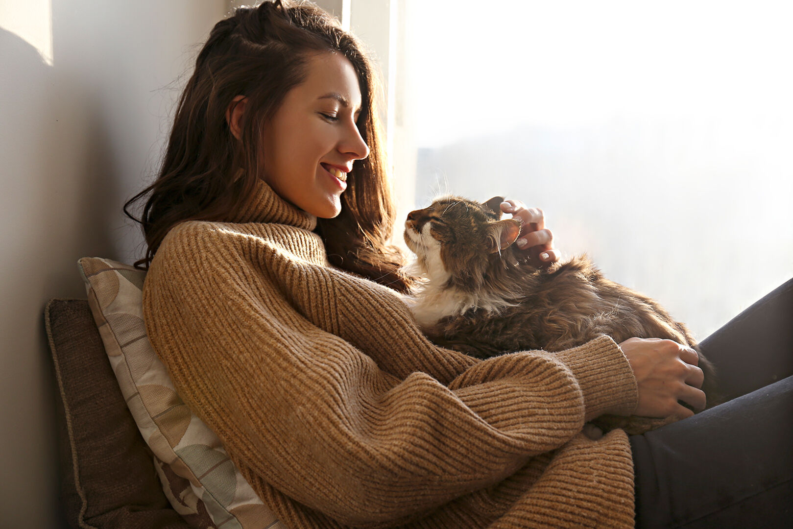Frau kuschelt mit Katze | Credit: iStock.com/Evrymmnt