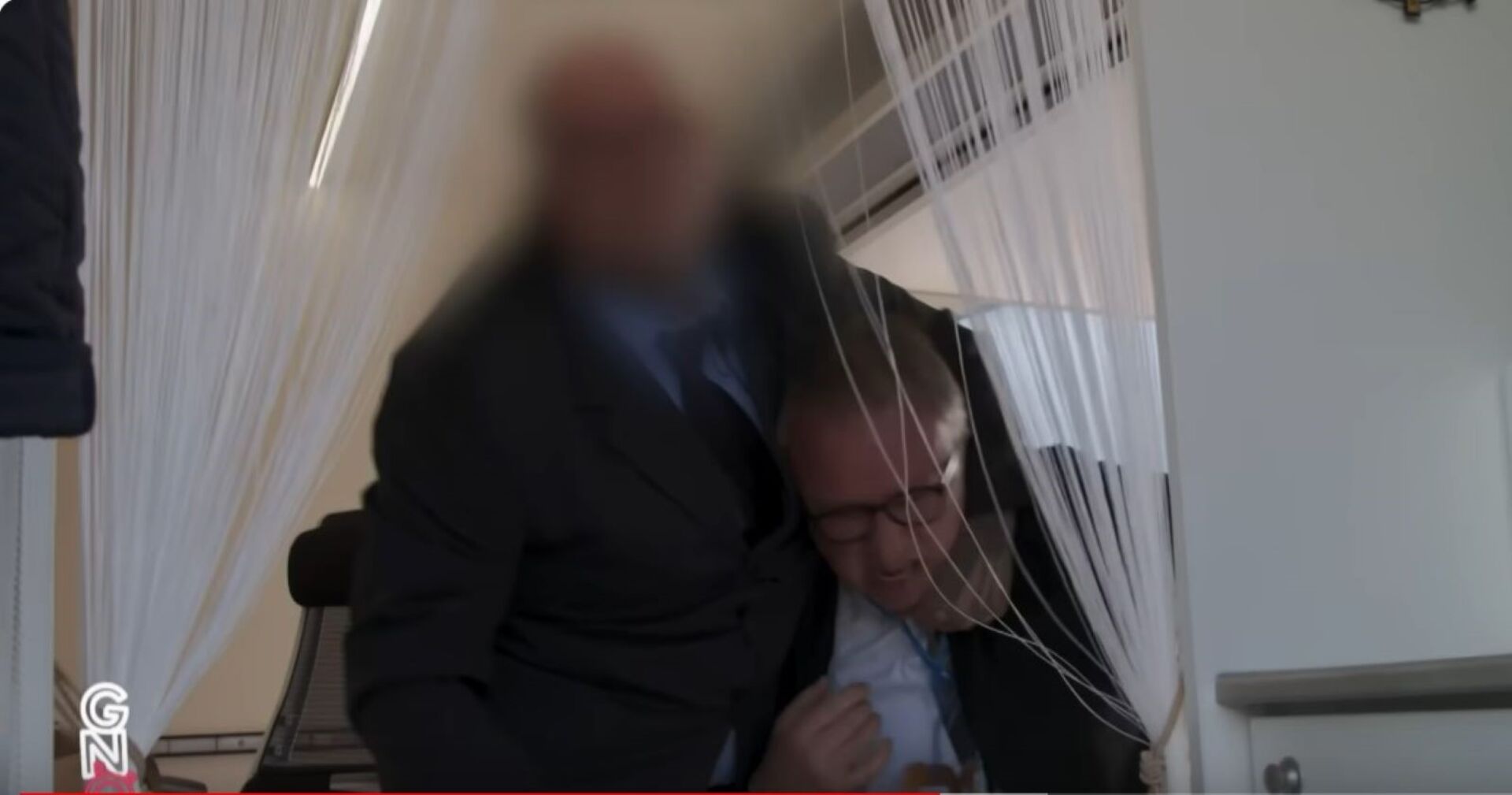 Peter Klien im Schwitzkasten eines Security Mitarbeiters