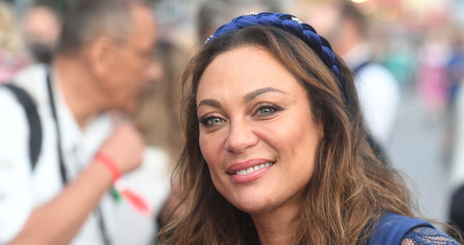 Lilly Becker mit blauem Haarband am Okotberfest