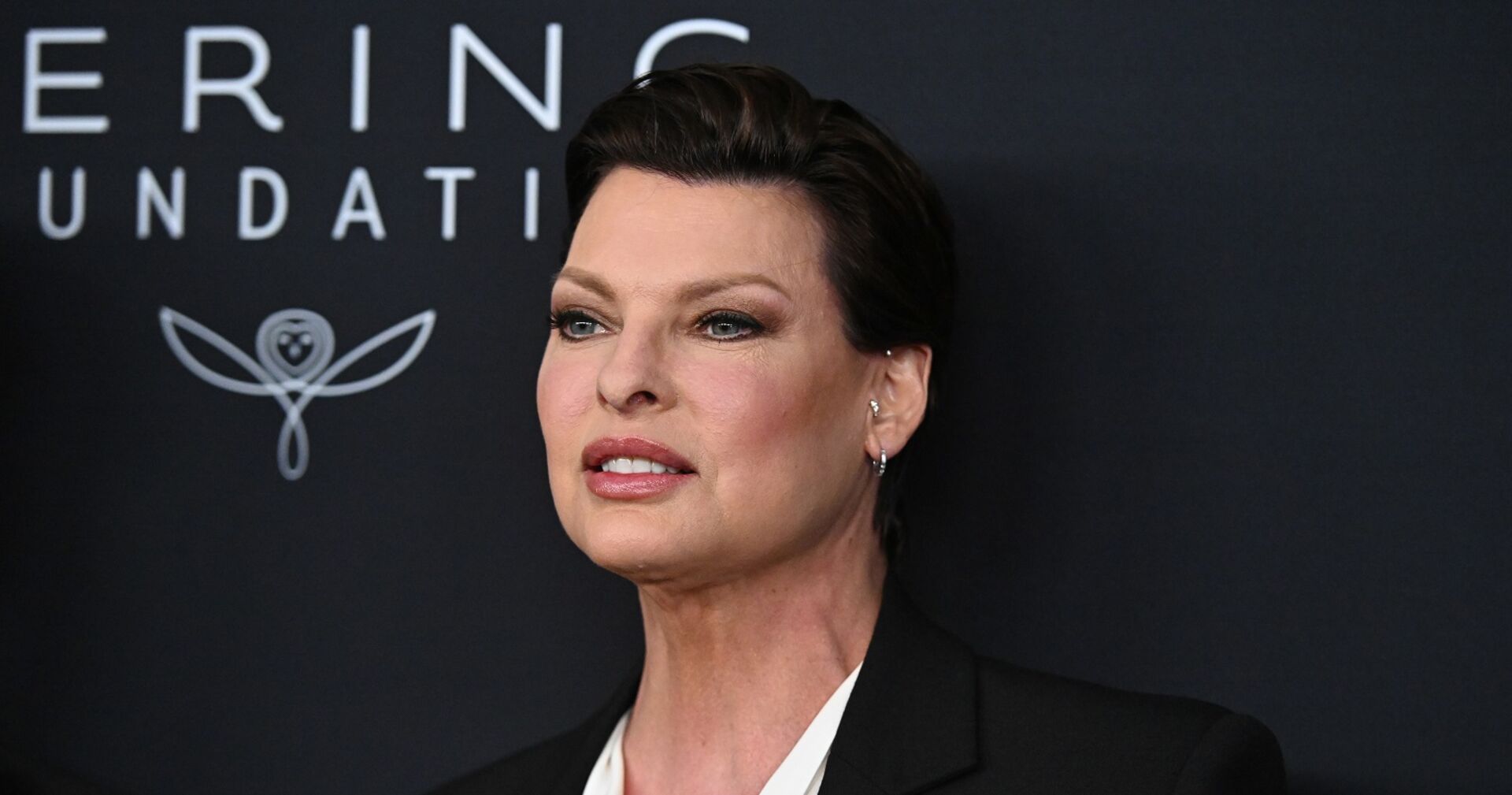 Linda Evangelista am Red Carpet mit gewohnt strenger Miene