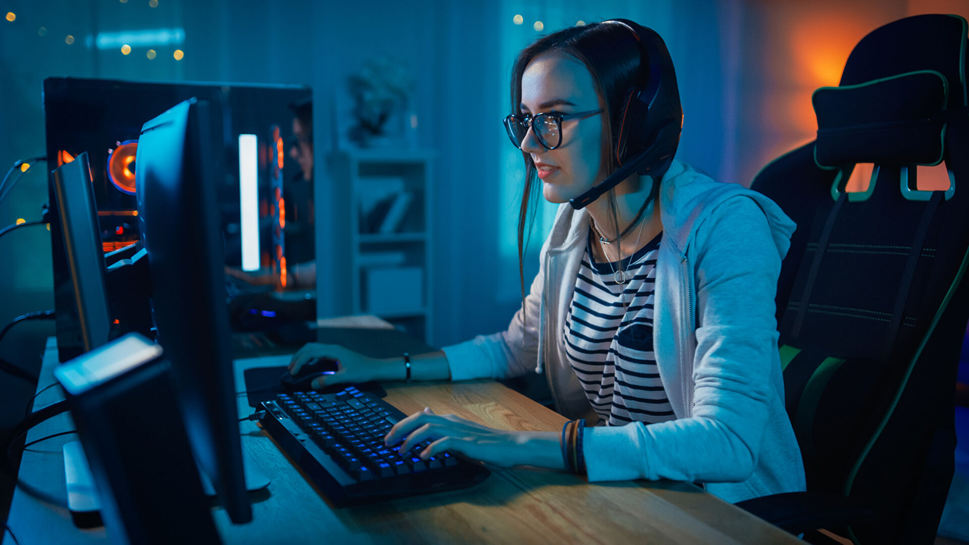 Mädchen zockt am Computer | Credit: iStock.com/gorodenkoff