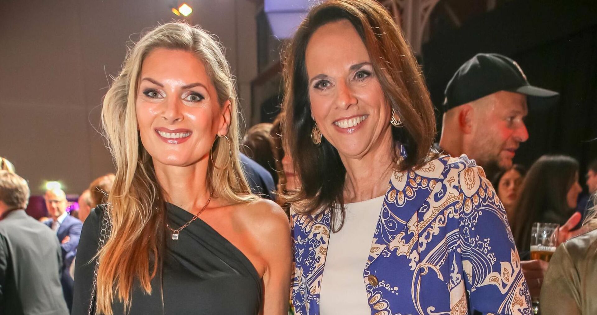 Martina Kaiser mit Vera Russwurm bei einem Event.