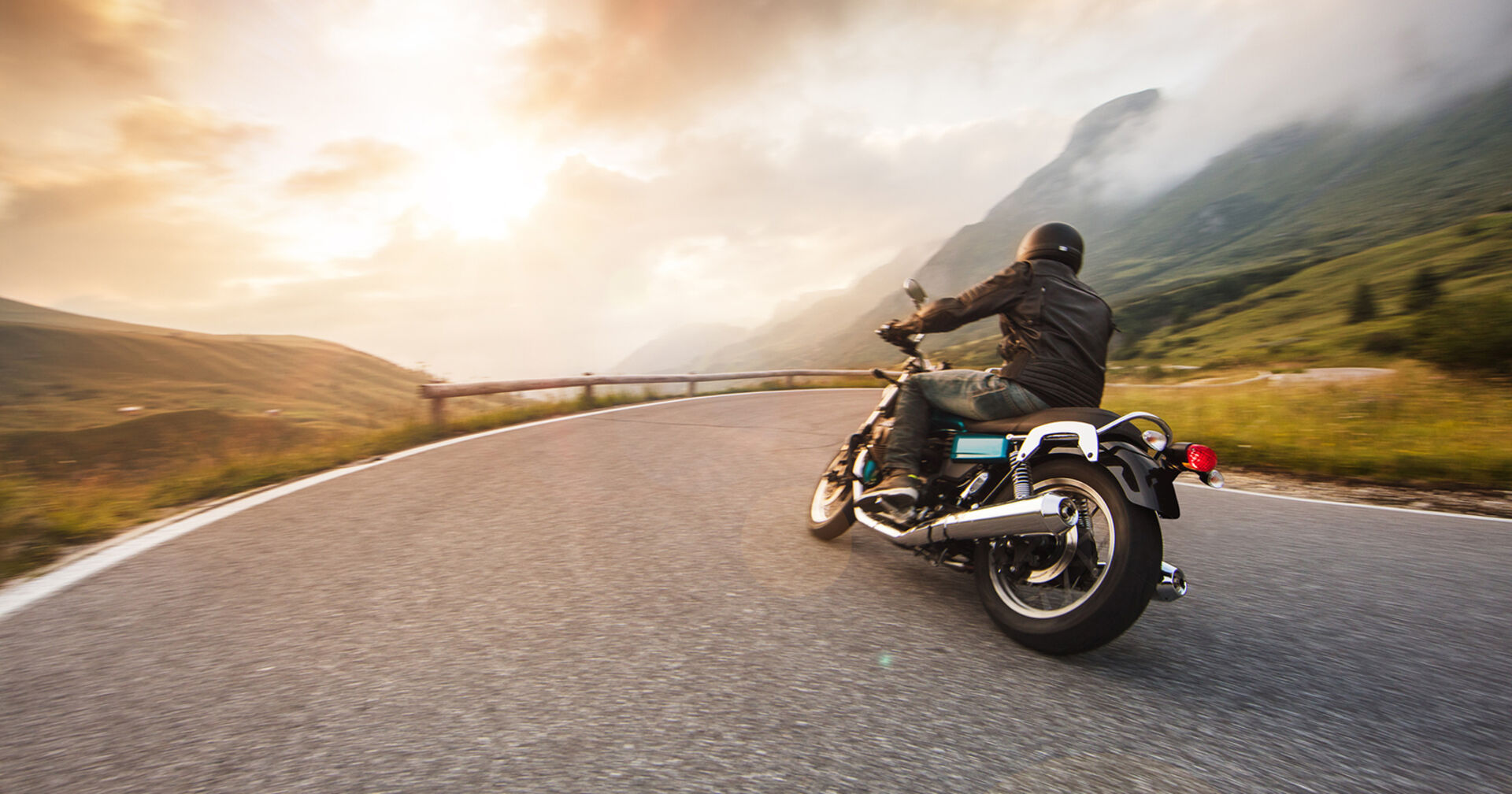 Motorradfahrer auf der Straße | Credit: iStock.com/Kesu01