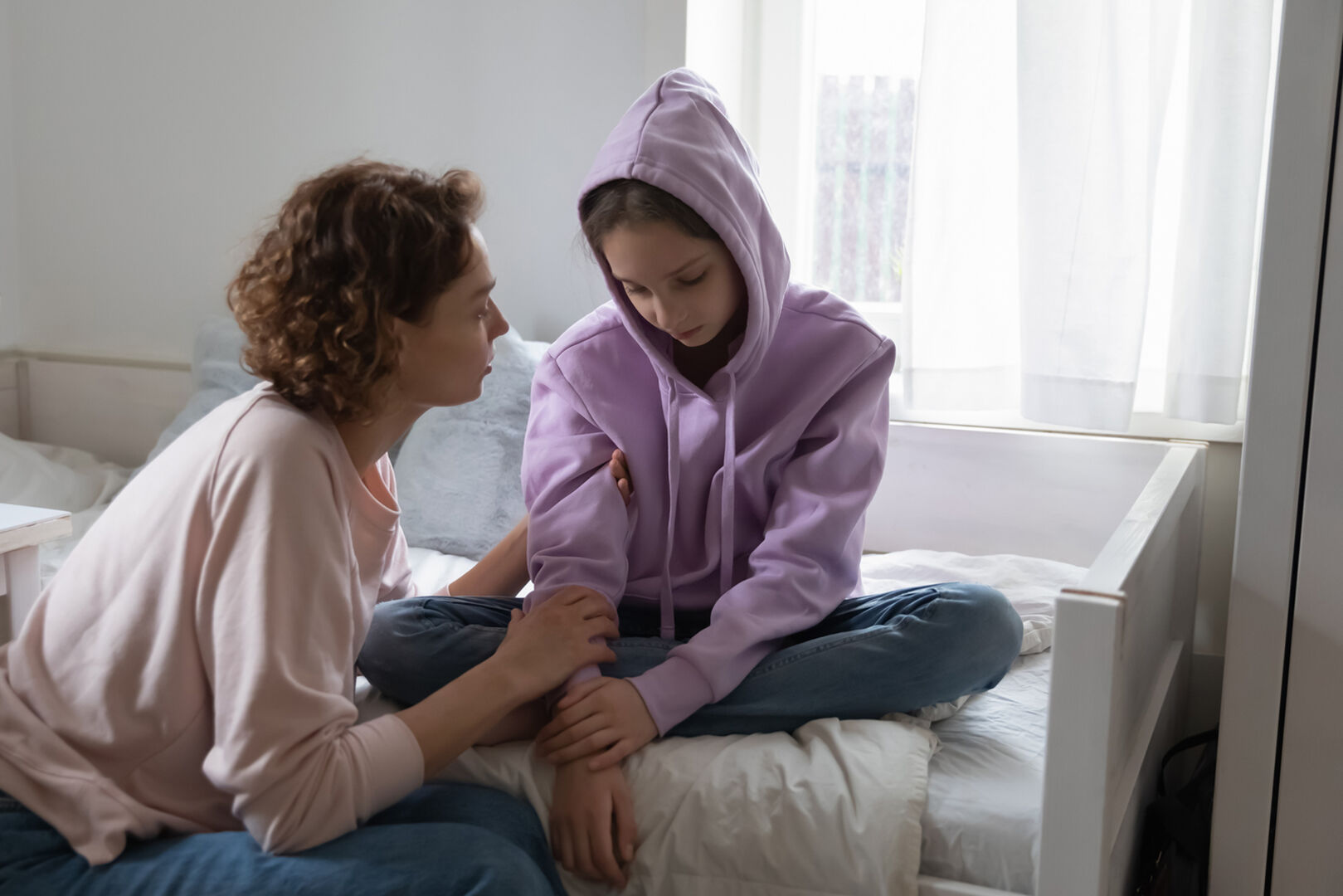 Mutter mit Tochter | Credit: iStock.com/fizkes