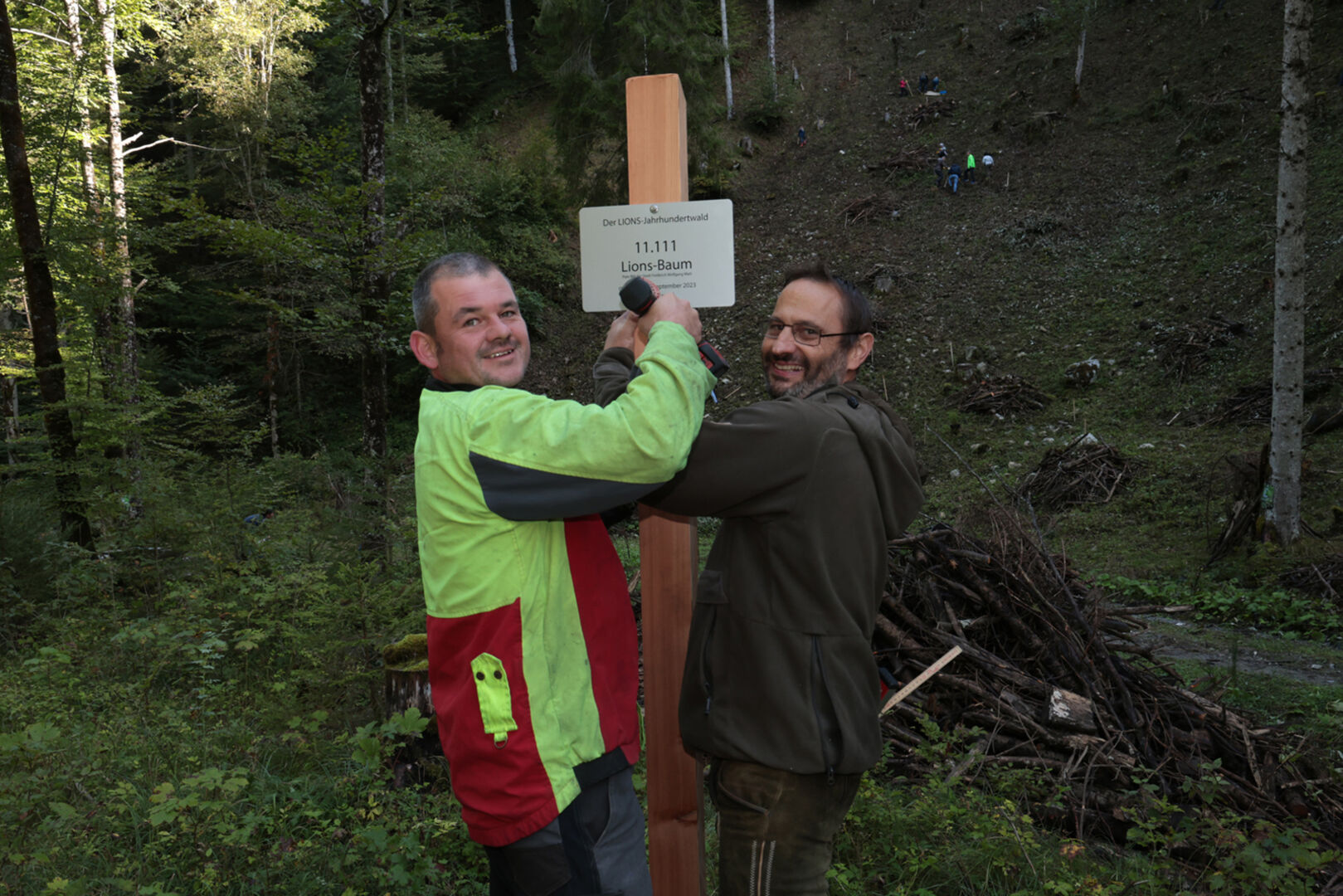 Martin Weiß und Elmar Nöckl mit Jubiläumstafel.