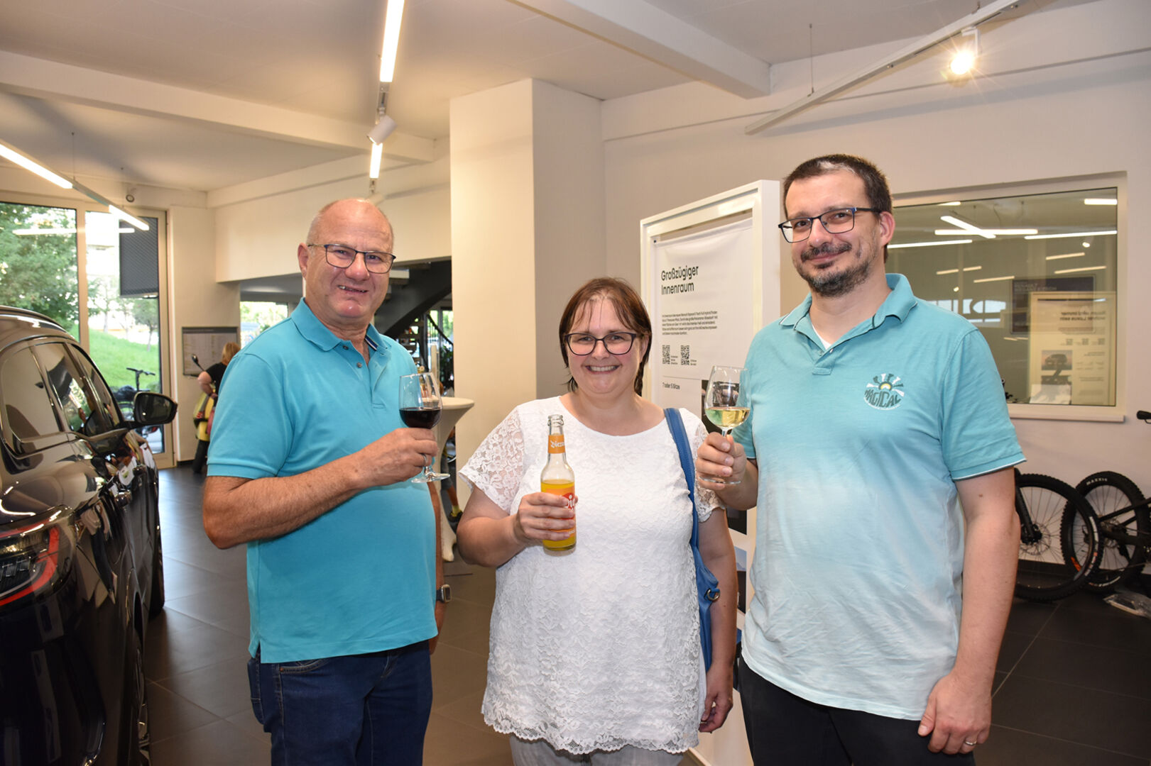 Treue Kundschaft seit Jahren: Helmut Lins (Arkana), Ulrike Böhler (Trafic) und Marco Lampert (Sandero)