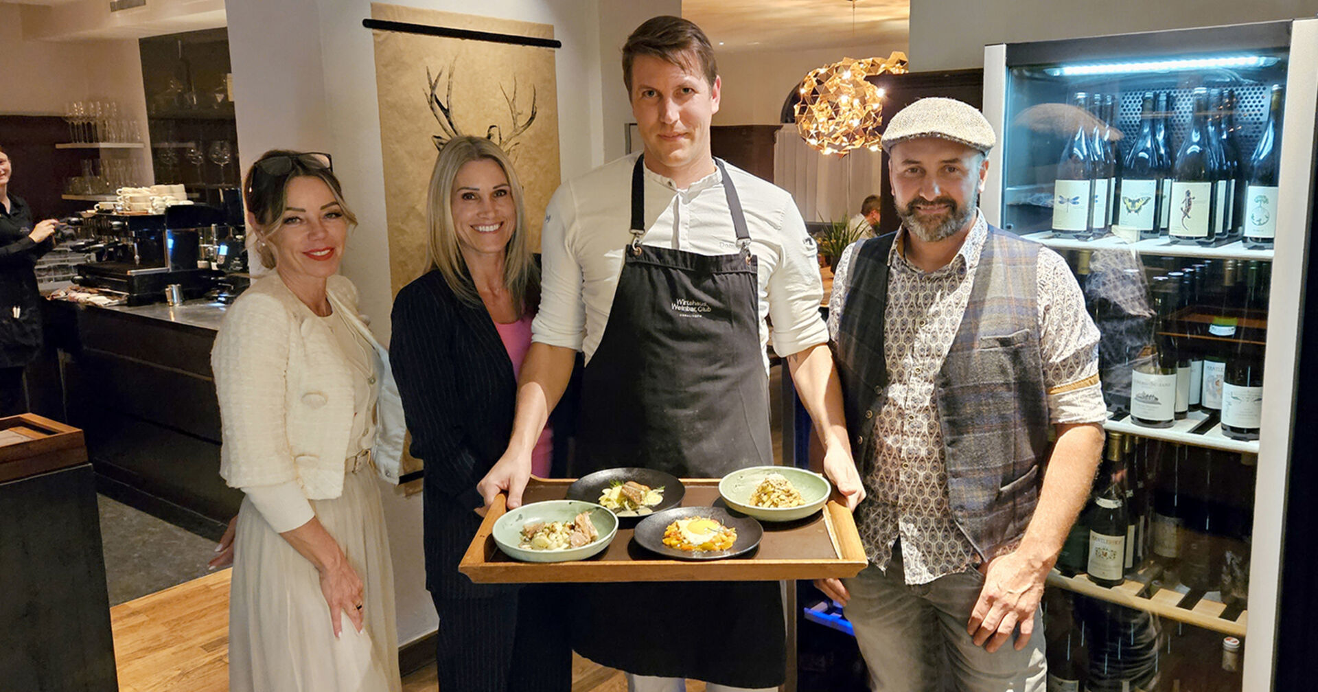 Ilonka Benninghoven (li.), Monika und Jochen Kessler (VWK) mit Hörnlingen-Inhaber und Chefkoch Dominic Mayer (Mitte)
