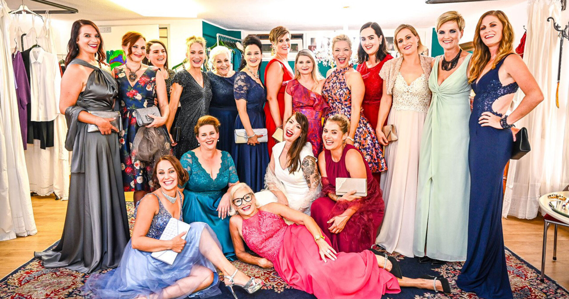 Model-Riege aus den eigenen Kundinnen nach erfolgreicher Show.