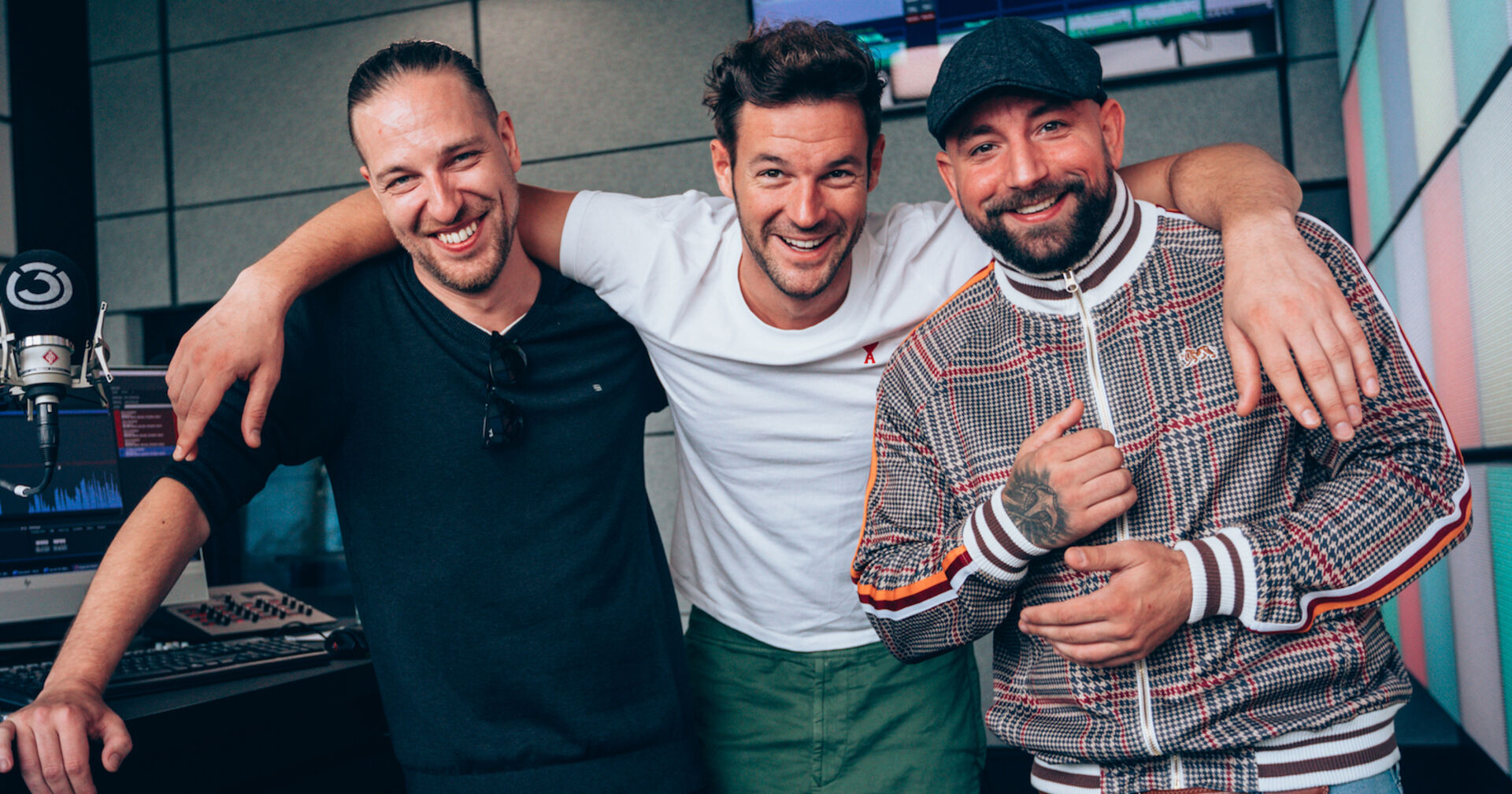 Paul Pizzera, Christopher Seiler und Daniel Fellner in einem Tonstudio.
