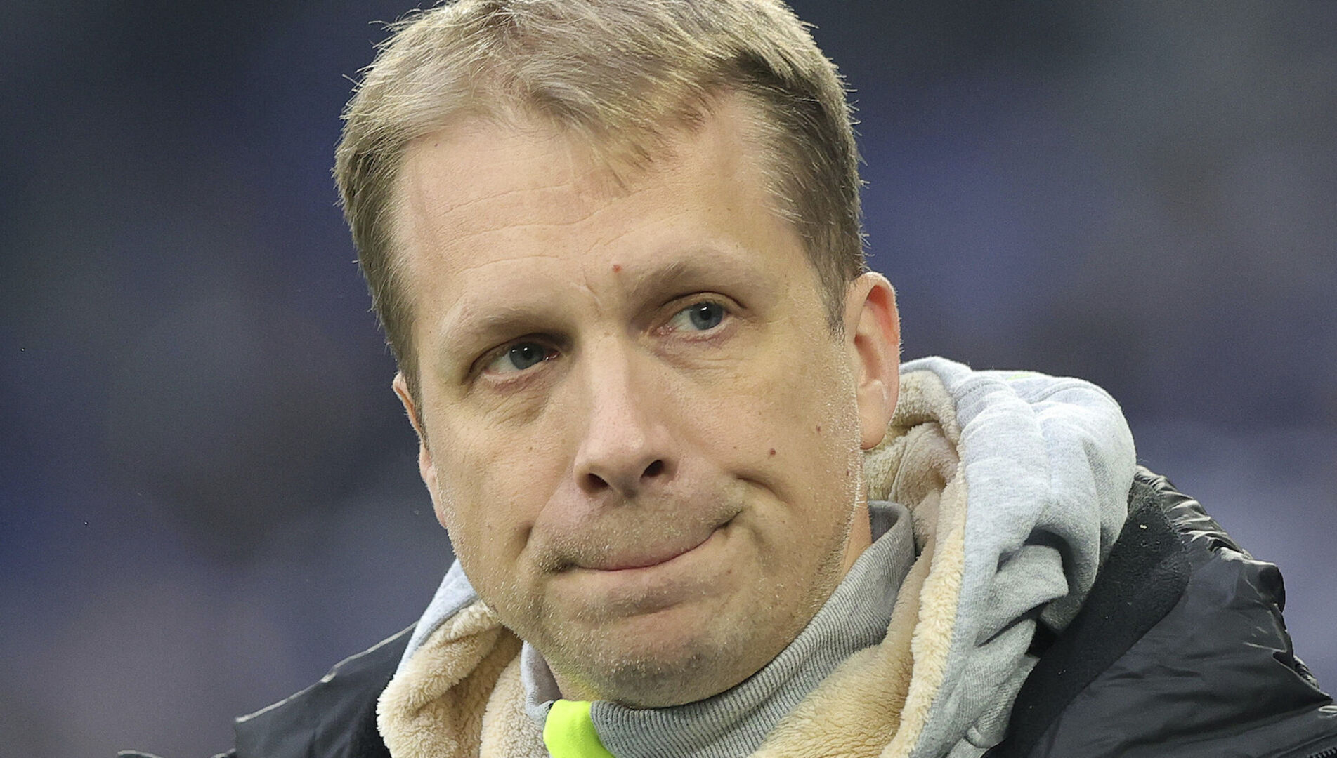 Oliver Pocher mit kurzen blonden Haaren und einem Hoodie. Er blickt nachdenklich in die Ferne.