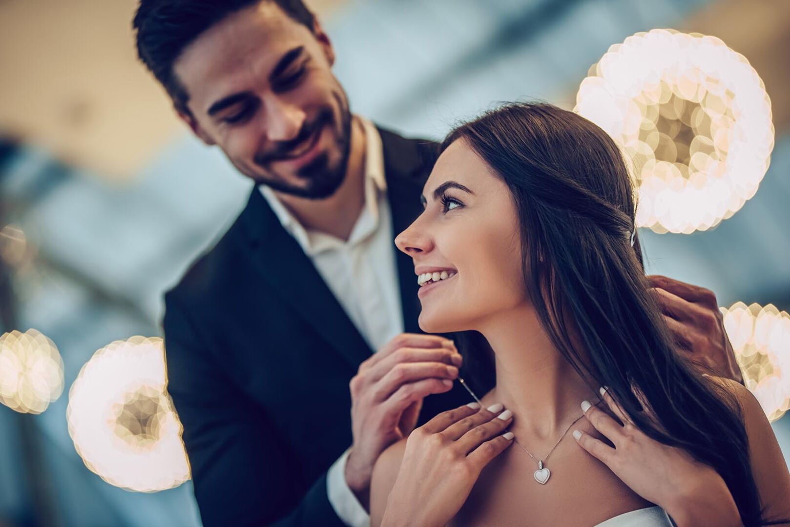 Mann schenkt Frau Schmuck | Credit: iStock.com/Vasyl Dolmatov