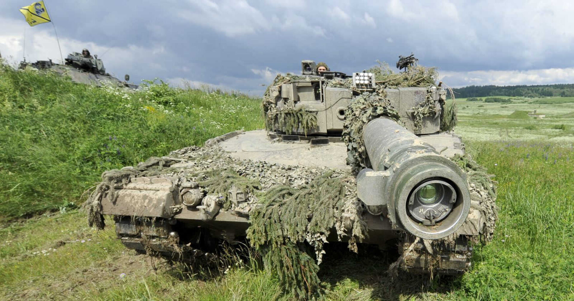 Ein "Leopard"-Panzer fährt über eine Feld am Truppenübungsplatz Allentsteig.