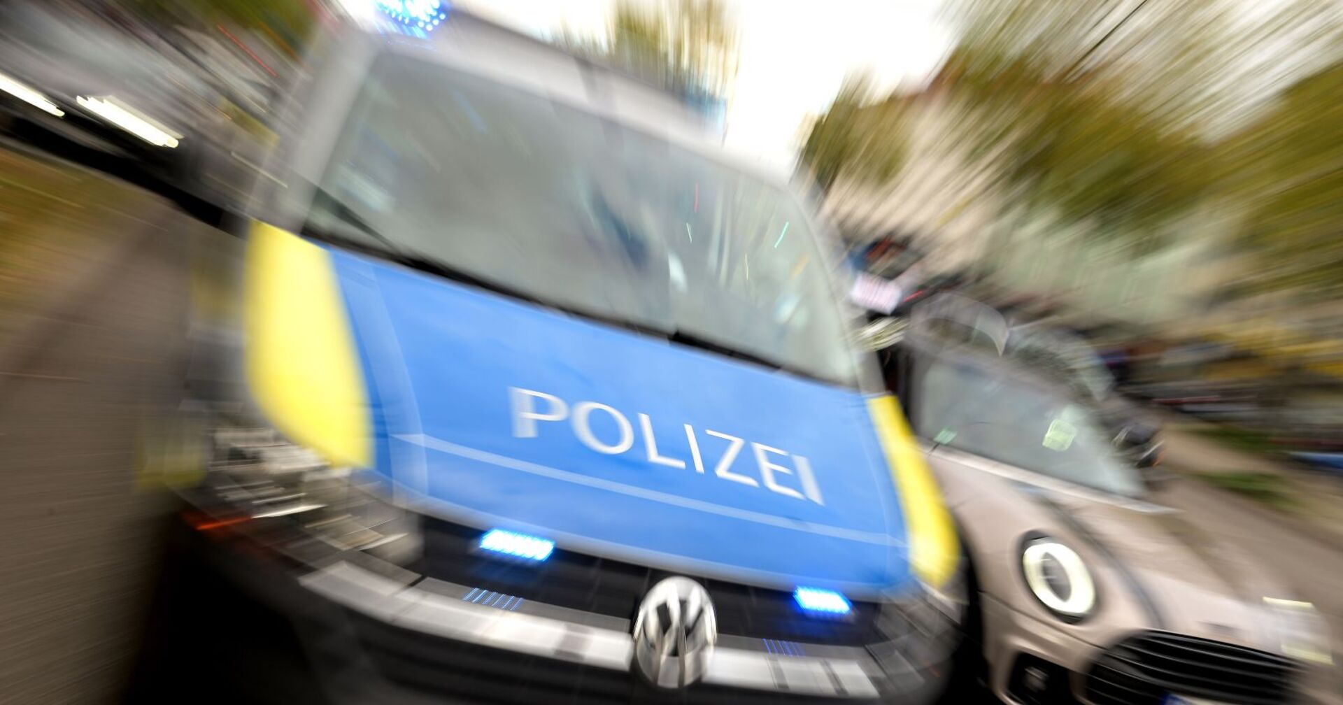 Ein Polizeiauto mit Blaulicht in Bayern.