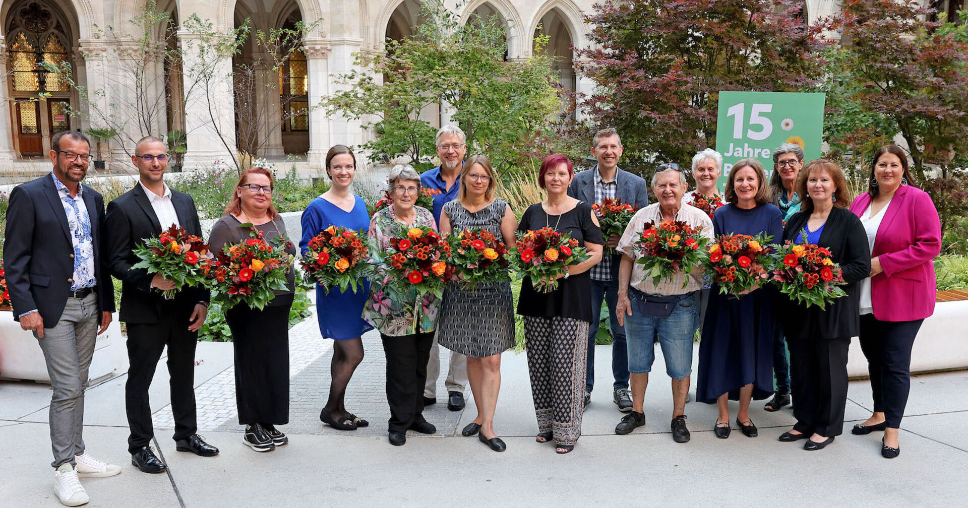 Biogärtner Karl Ploberger und Vizebürgermeisterin Kathrin Gaál mit den Siegern des Fotowettbewerbs "Blühendes Zuhause" im Arkadenhof des Wiener Rathauses | Credit: PID/Martin Votava
