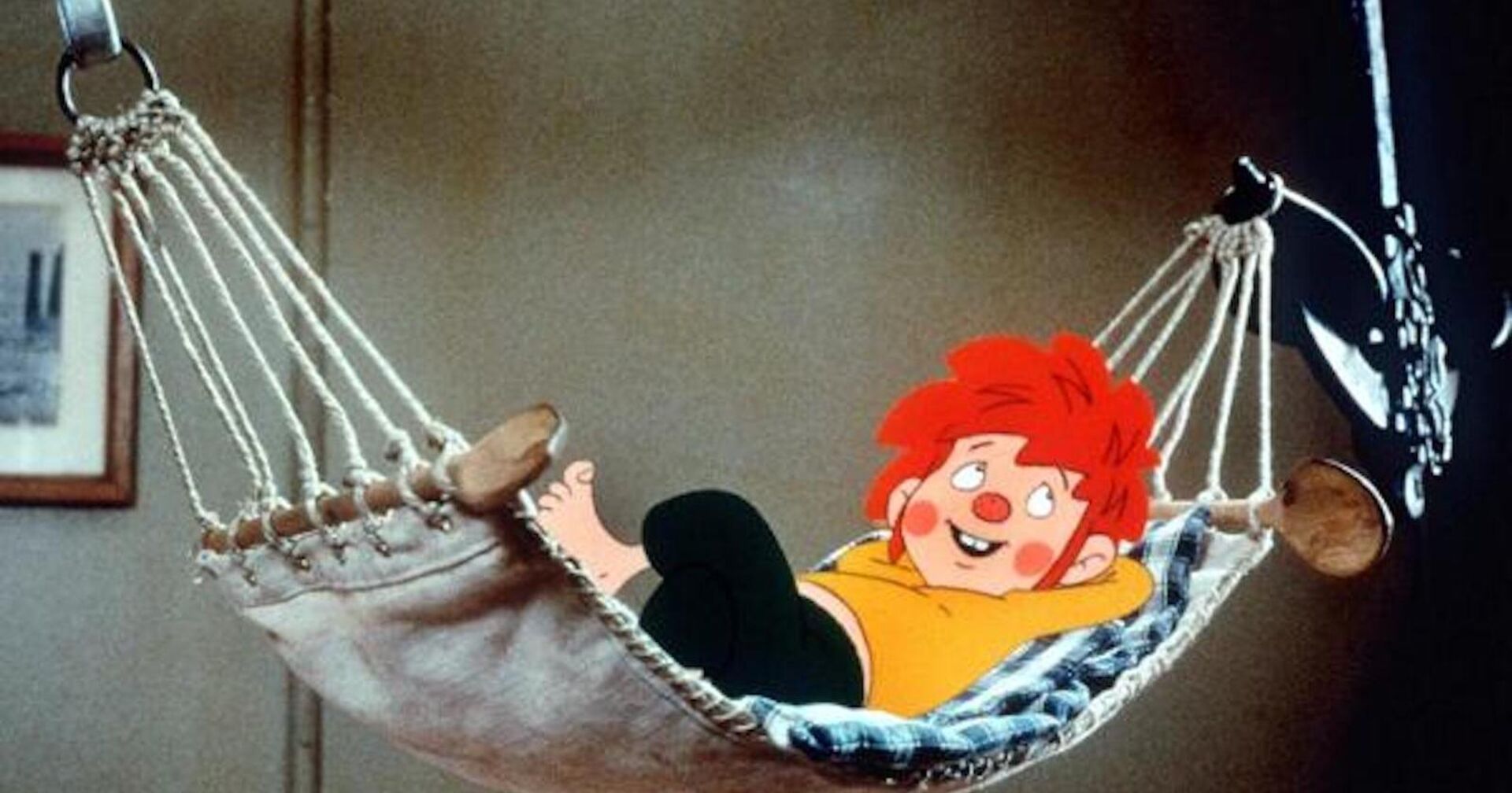 Pumuckl liegt auf einer Hängematte.