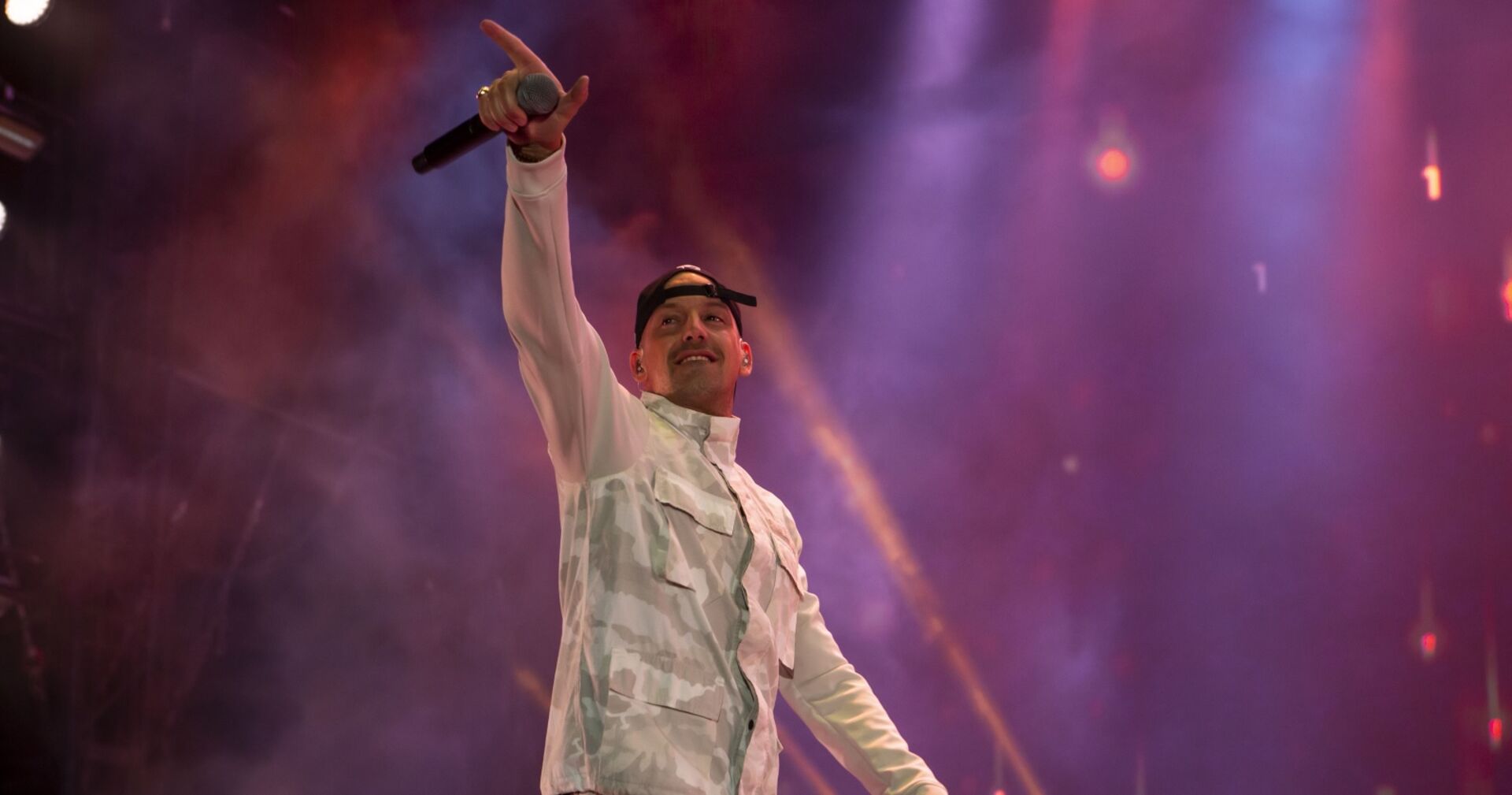 Raf Camora streckt die Hände in Richtung Fans