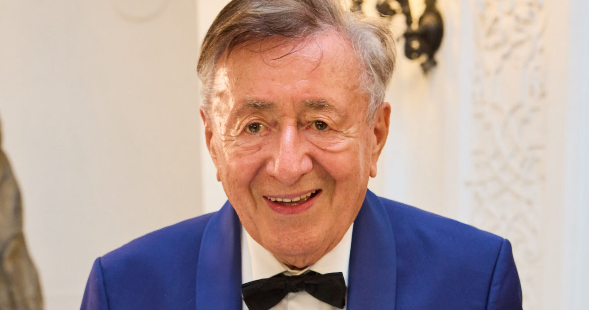 Richard Lugner trägt eine schwarze Fliege und einen blauen Anzug.