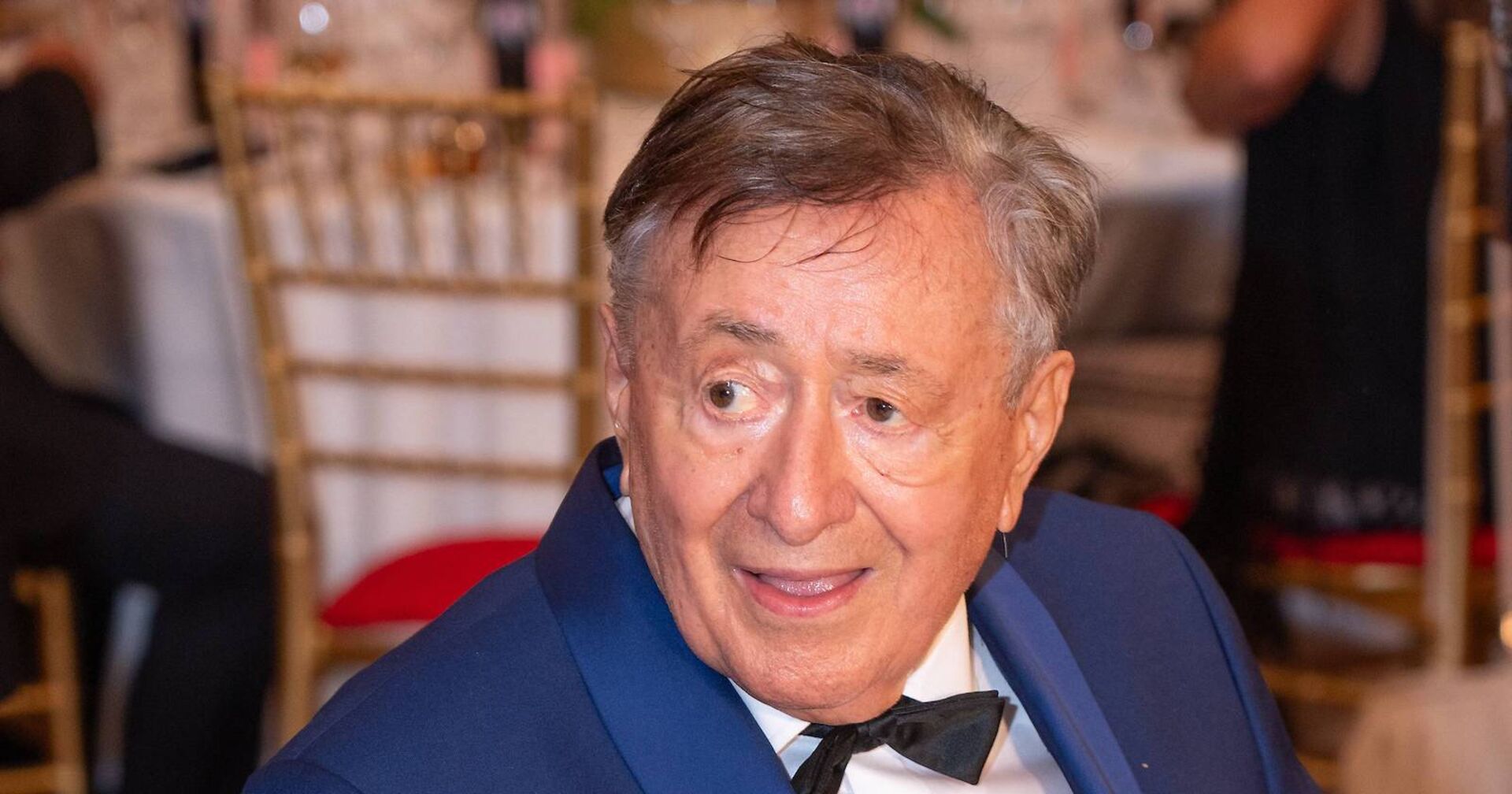 Richard Lugner bei einer Feier mit einem blauen Smoking.