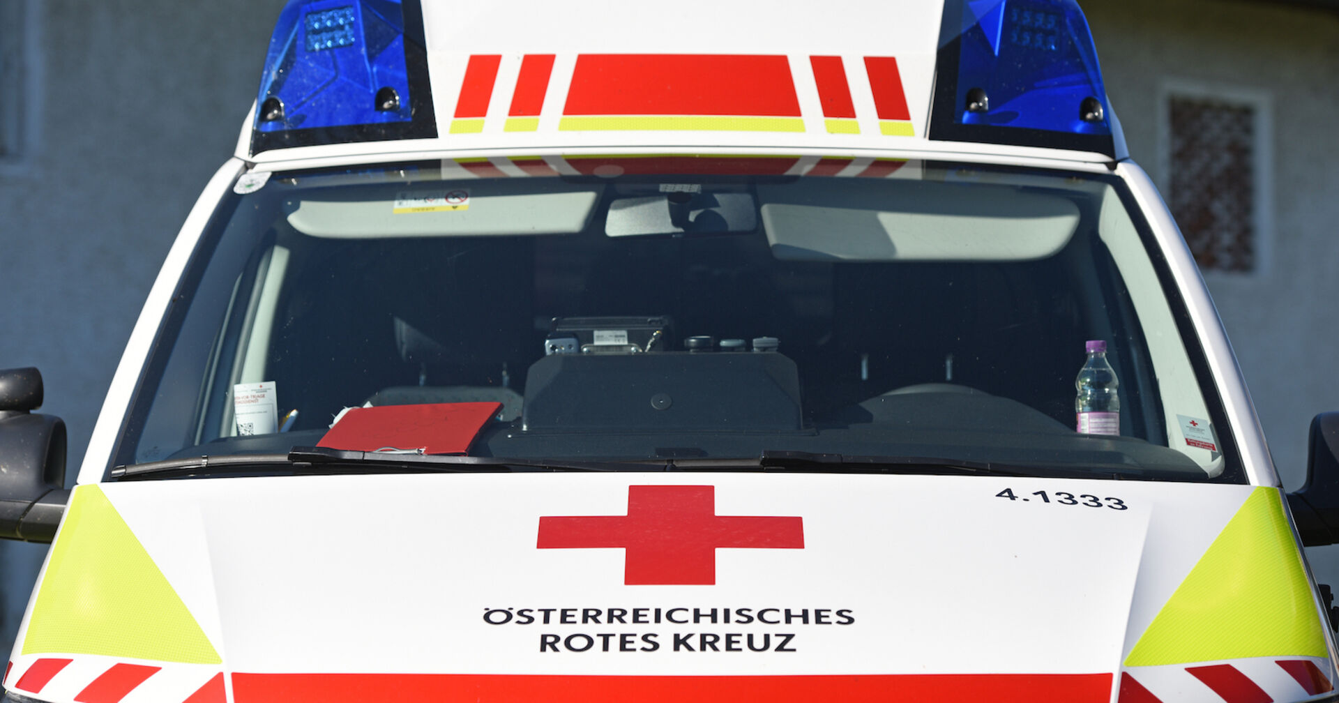 Ein Rettungsauto von vorne