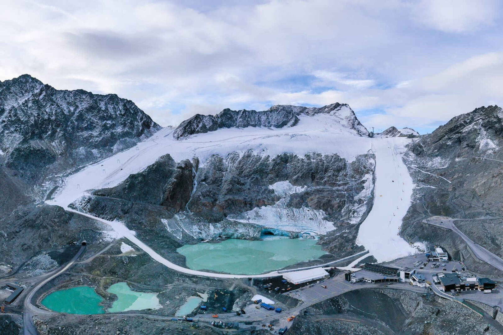 Der Gletscher mit weißem Kunstschneeband.
