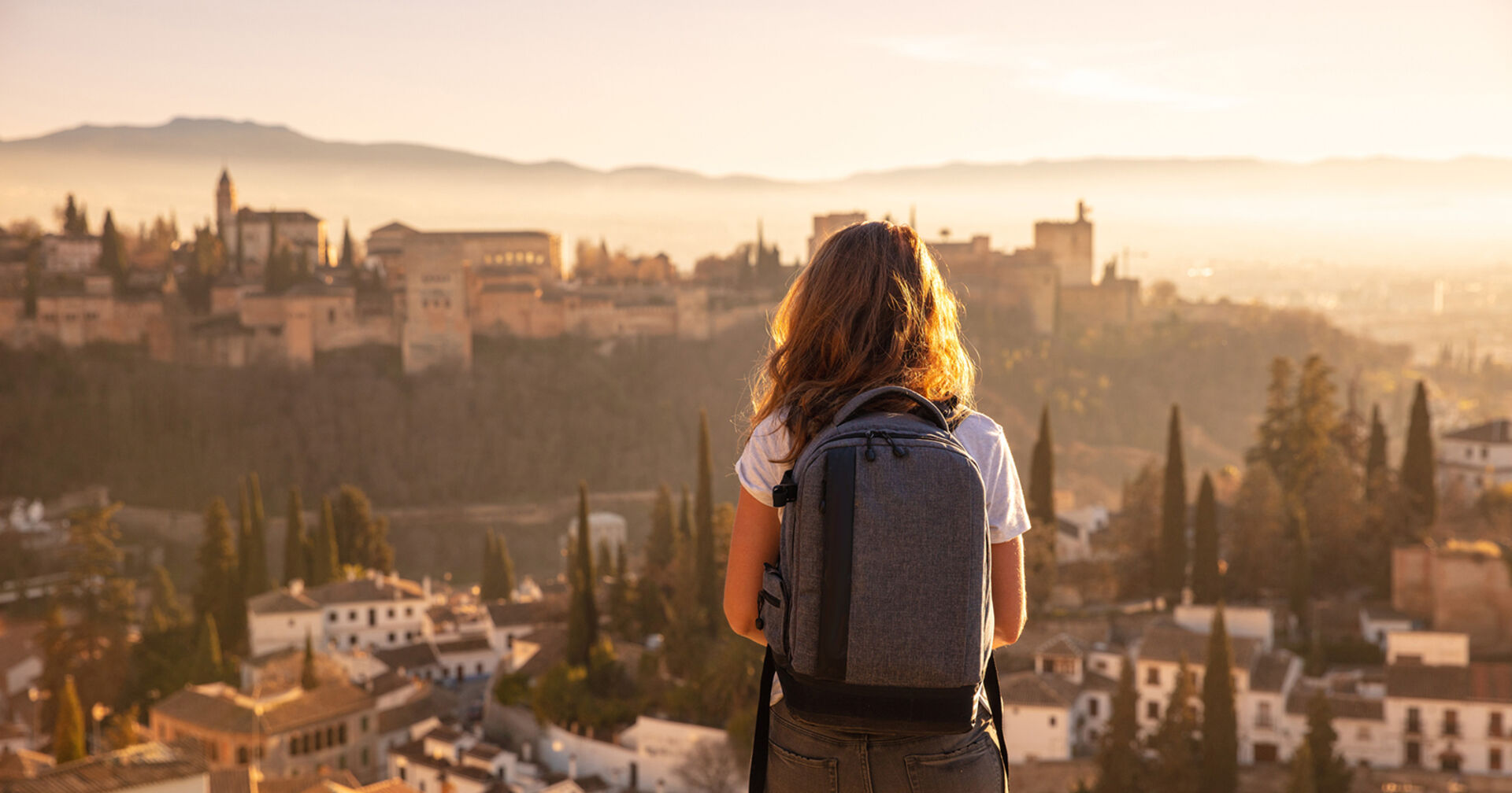 Frau reist allein durch Spanien | Credit: iStock.com/margouillatphotos