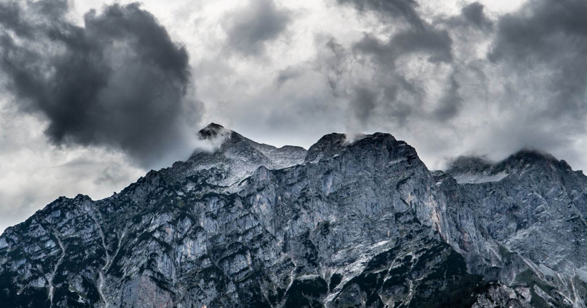 Ein düster wirkender Berg mit dunklen Wolken.