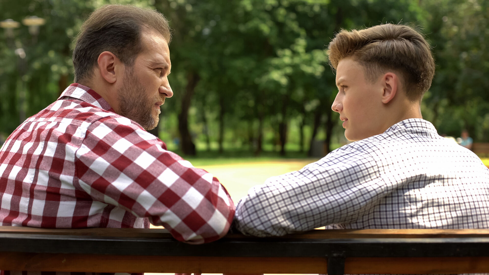 Vater und Sohn im Gespräch | Credit: iStock.com/Motortion