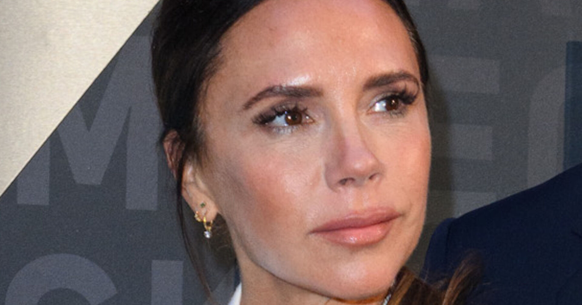 Victoria Beckham bei der Premiere zu ihrer eigenen Doku "Beckham" mit geschlossenen braunen Haaren.