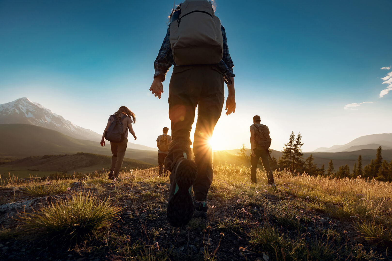 Gruppe wandert am Berg | Credit: iStock.com/molchanovdmitry