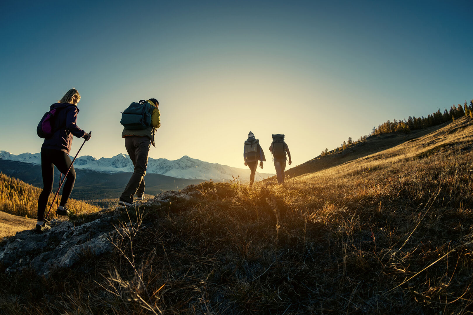 Gruppe wandert auf einen Berg | Credit: iStock.com/molchanovdmitry