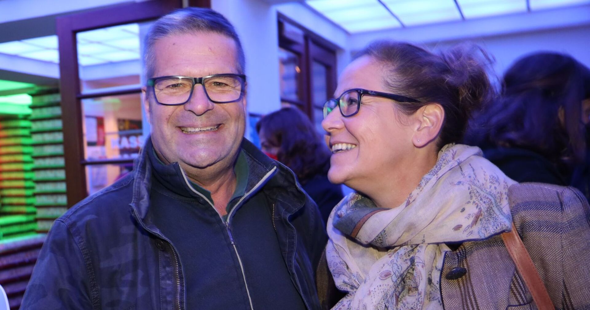 Monica Weinzettl lächelt ihren Mann Gerold Rudle an.