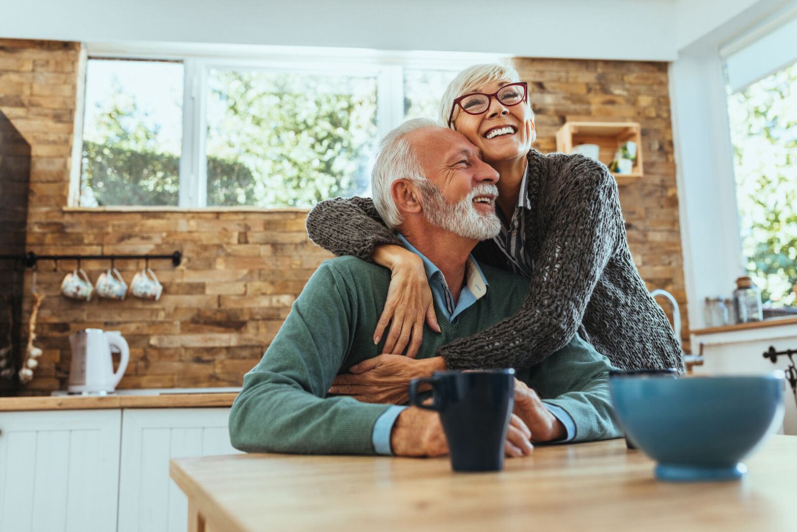 Glückliches Senioren-Ehepaar in der Küche seines Hauses | Credit: iStock.com/bernardbodo