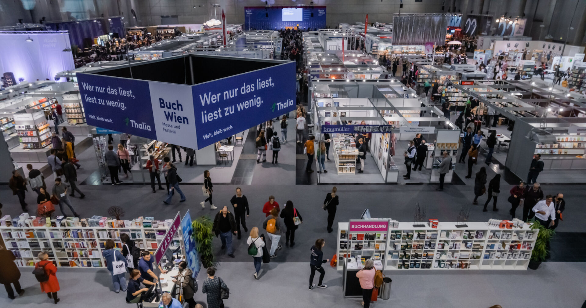 Blick in die Messehalle von oben