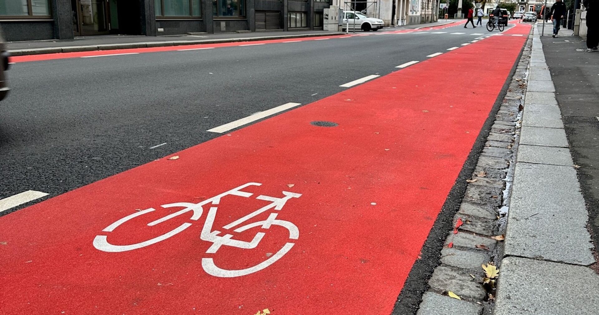 Rot markierter Mehrzweckstreifen in Linz.